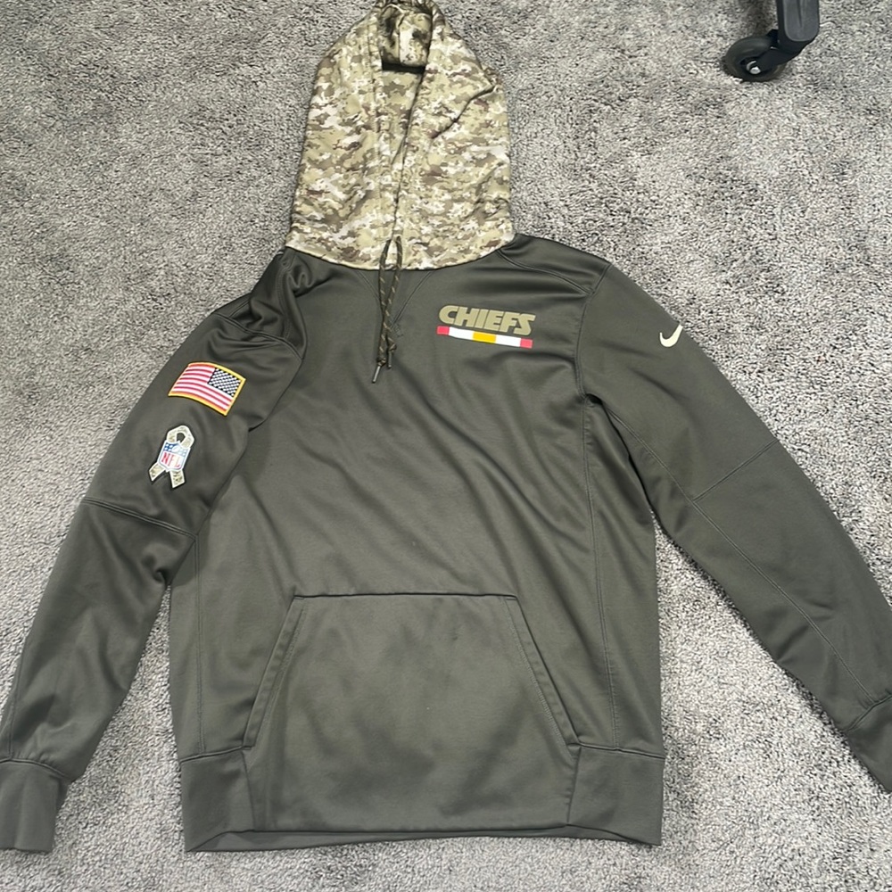 Nike Chiefs Salute to Service Limited Edition Camo Hoodie size L. USA